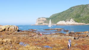 Praia com orla rochosa em Knysna, na Garden Route, África do Sul.